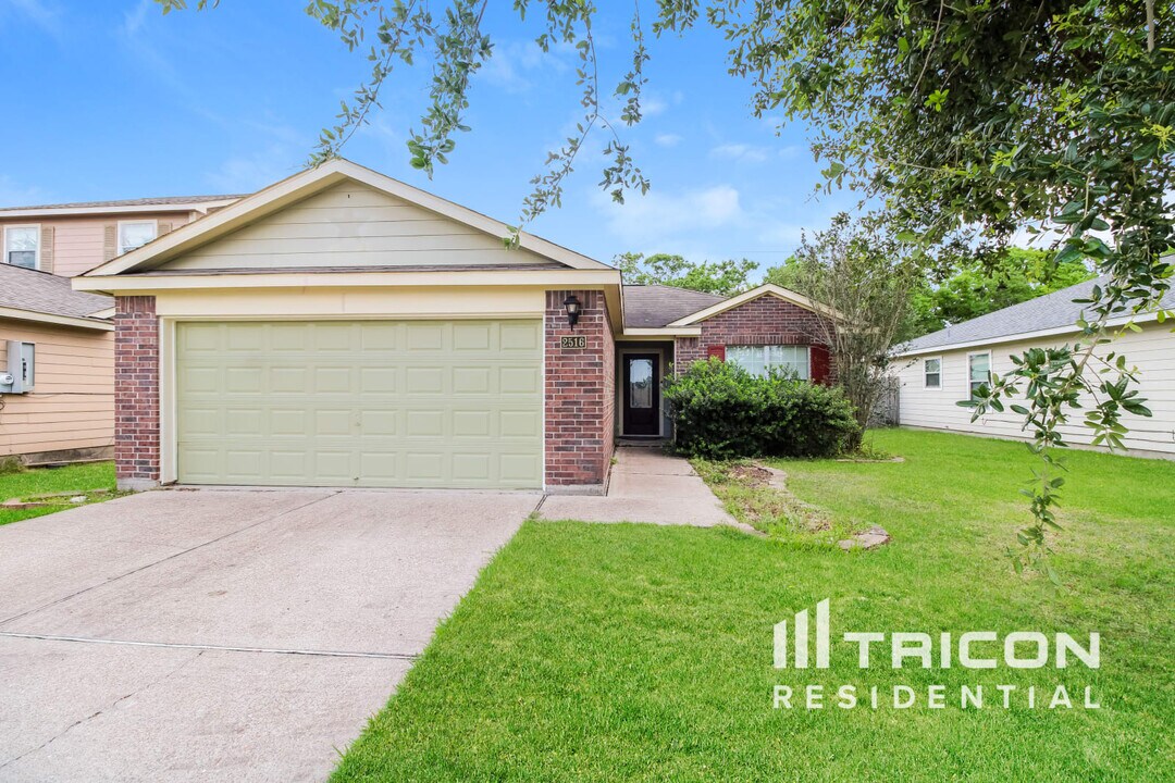 2516 Redfish Dr in Texas City, TX - Building Photo