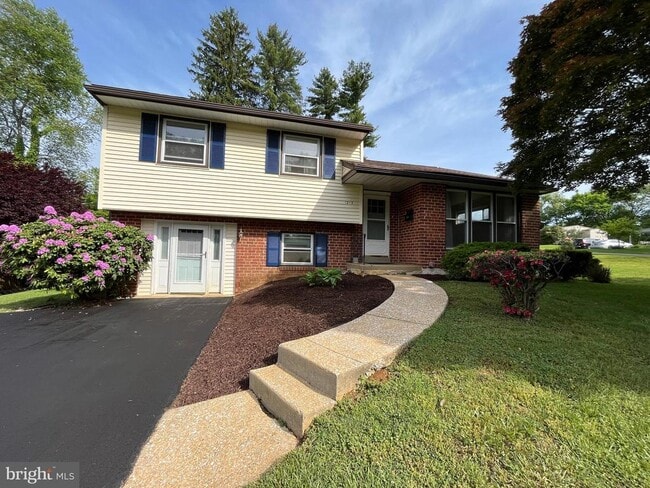 property at 1213 Farmington Ln