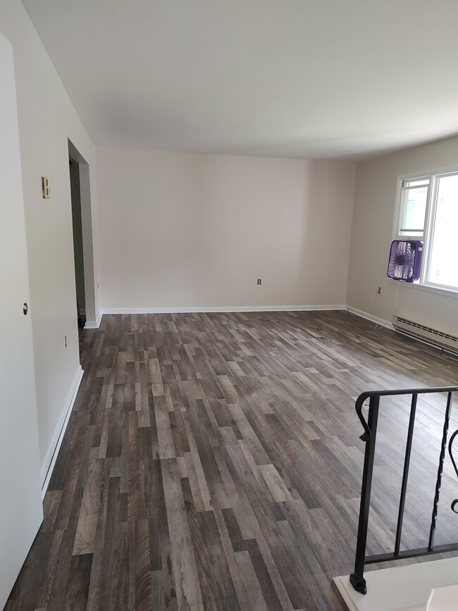 100 1/2 W High St, Unit Unit A Front West in Ballston Spa, NY - Building Photo - Building Photo