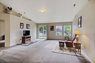 301 Parkmont Way in Caldwell, ID - Foto de edificio - Building Photo