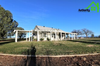 21789 Seven Lakes Ln in Redding, CA - Building Photo - Building Photo