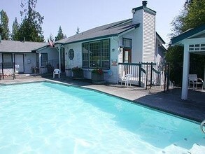 Weatherstone Apartments in Bremerton, WA - Building Photo - Building Photo