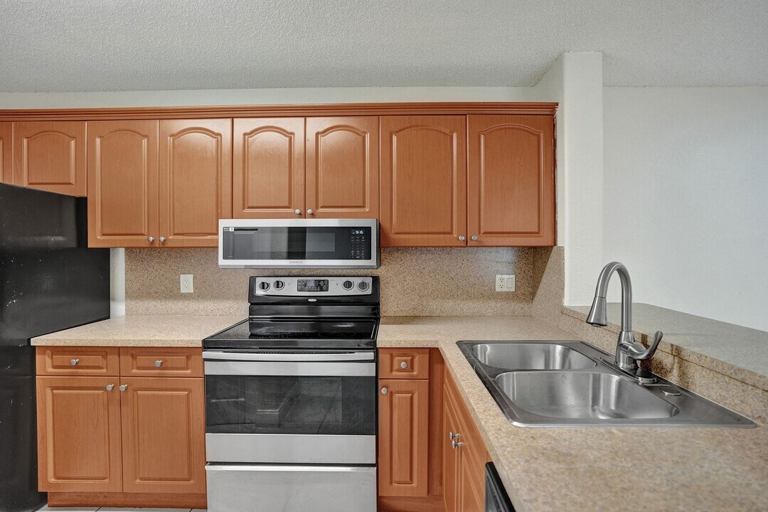 10773 Cleary Blvd in Plantation, FL - Building Photo