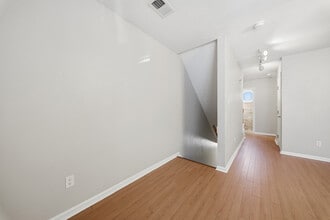 824 W Ocean View Ave in Norfolk, VA - Building Photo - Building Photo