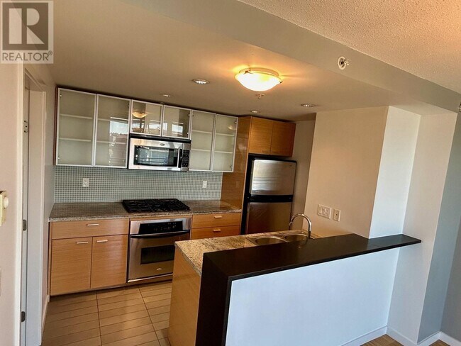 33-3033 Smithe St in Vancouver, BC - Building Photo - Building Photo