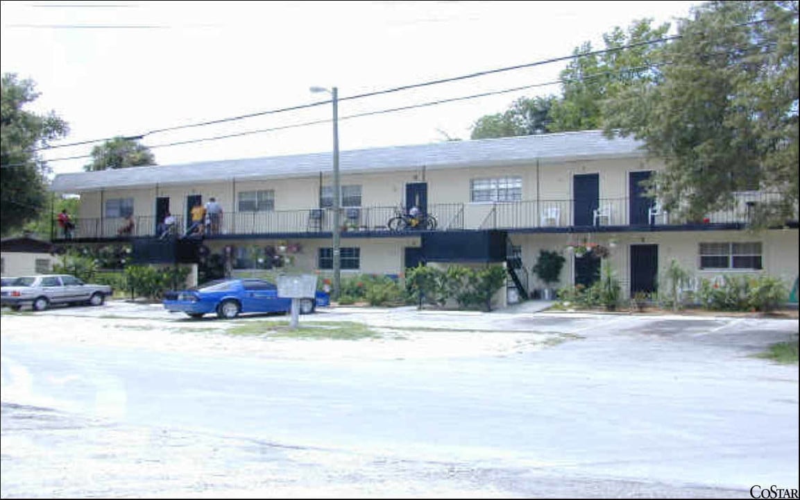 909 E Lotus Ave in Tampa, FL - Foto de edificio