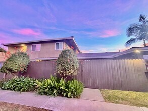 17102 Emerald Ln in Huntington Beach, CA - Foto de edificio - Building Photo