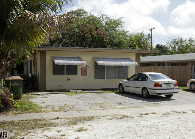 12125 NE 11th Ct in Miami, FL - Foto de edificio - Building Photo