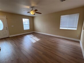 8516 Gracious Pine Ave in Las Vegas, NV - Building Photo - Building Photo