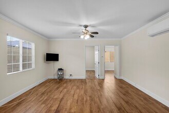 18621 Bryant St in Northridge, CA - Foto de edificio - Building Photo