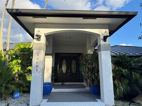14601 SW 99th Ave in Miami, FL - Building Photo - Building Photo