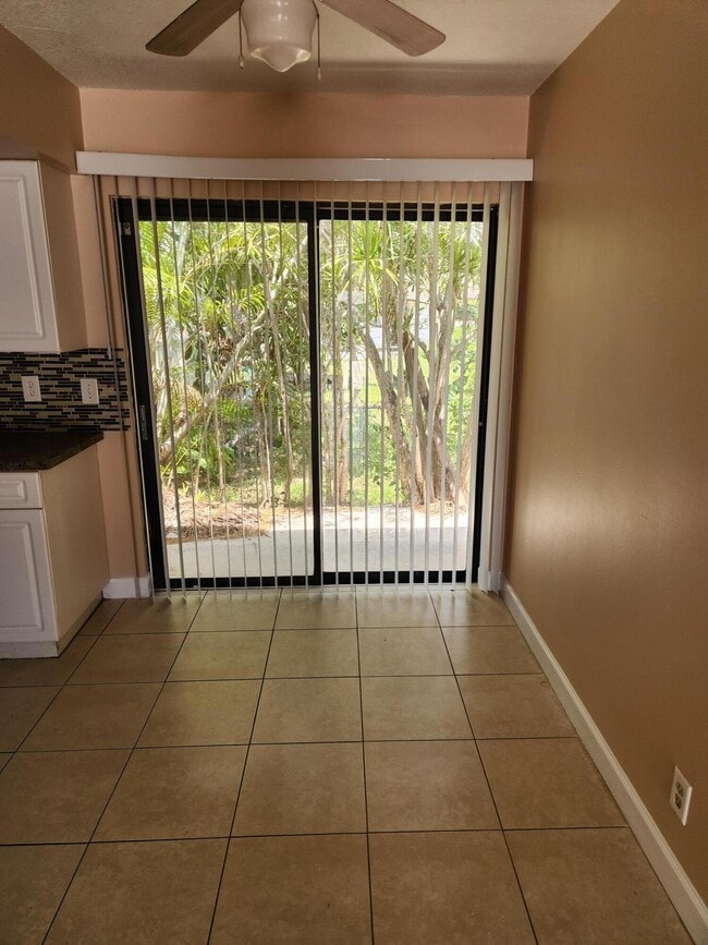 4866 Pineaire Ln in West Palm Beach, FL - Building Photo - Building Photo