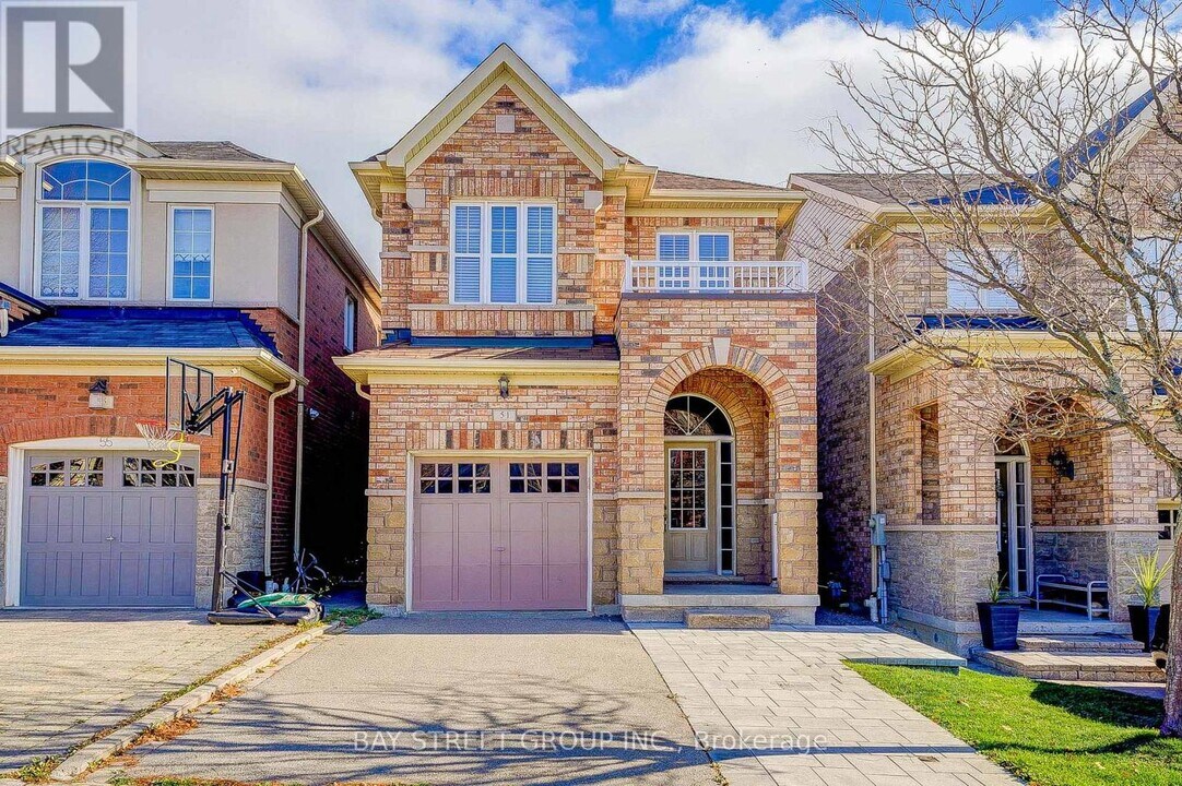 51 Woodville Dr in Vaughan, ON - Building Photo