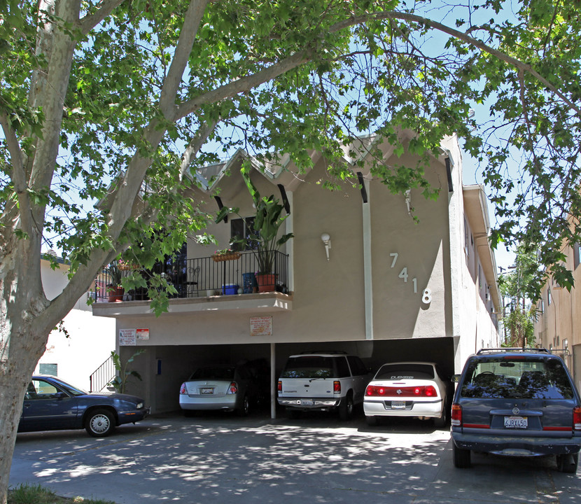 7418 Alabama Ave in Canoga Park, CA - Building Photo