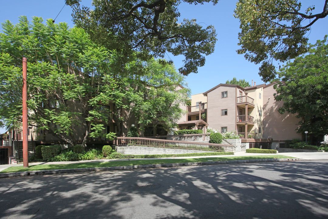 Columbus Apartments in Glendale, CA - Building Photo