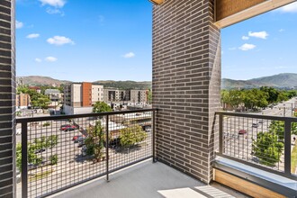 Cottonwood Broadway in Salt Lake City, UT - Foto de edificio - Building Photo