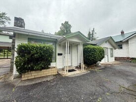 321 W Allen St in Hendersonville, NC - Building Photo