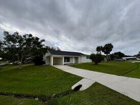 2101 SE Holland St in Port St. Lucie, FL - Building Photo