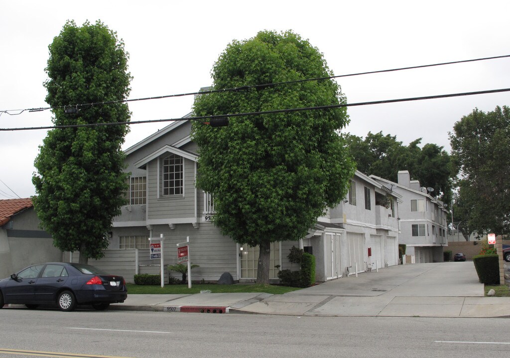 9509-9511 Flower St in Bellflower, CA - Foto de edificio