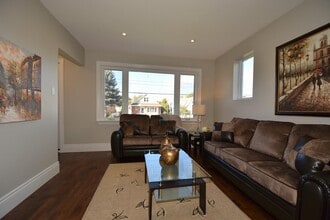 423 Cochrane Rd in Hamilton, ON - Building Photo - Building Photo