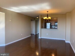 10101 Grosvenor Pl, Unit 2004 in North Bethesda, MD - Building Photo - Building Photo