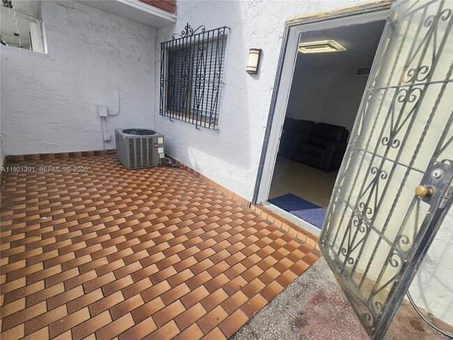 10700 NW 7th St in Miami, FL - Building Photo - Building Photo