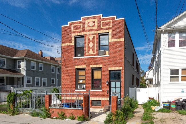 1321 McBride St in Far Rockaway, NY - Foto de edificio - Building Photo