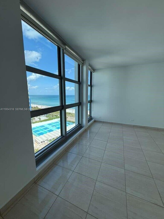 5005 Collins Ave, Unit 12B in Miami Beach, FL - Building Photo - Building Photo