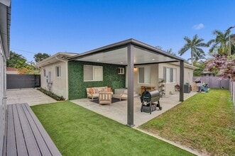 11425 NE 3rd Ave in Miami, FL - Foto de edificio - Building Photo