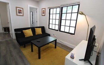 921 SW 9th St in Miami, FL - Building Photo - Building Photo