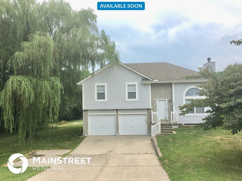 18215 E Kentucky Rd in Independence, MO - Building Photo