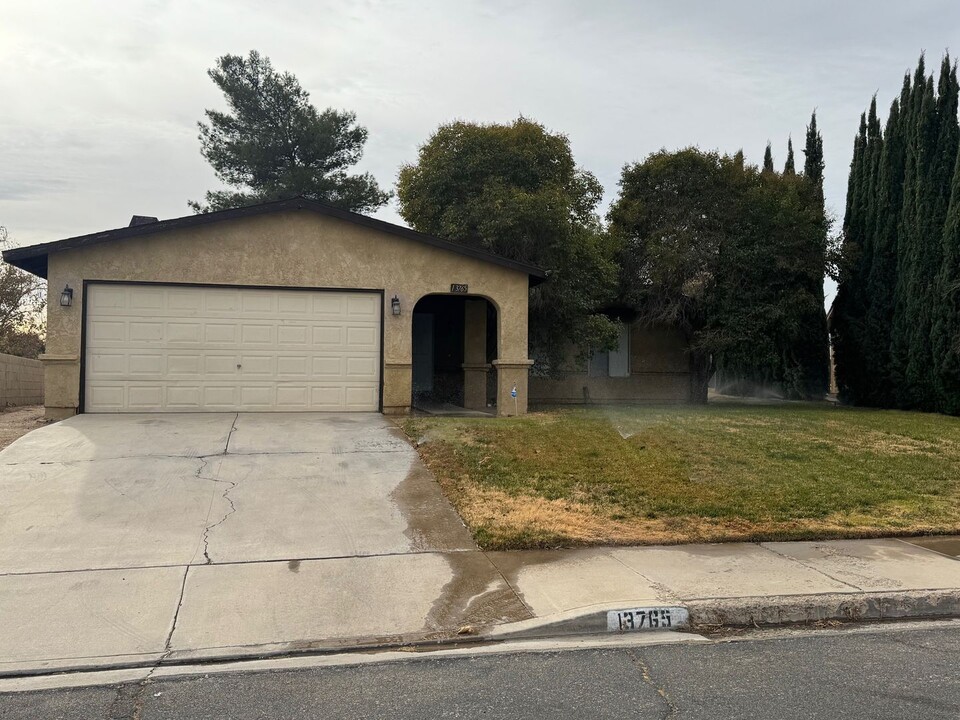 13765 Oakmont Dr in Victorville, CA - Building Photo