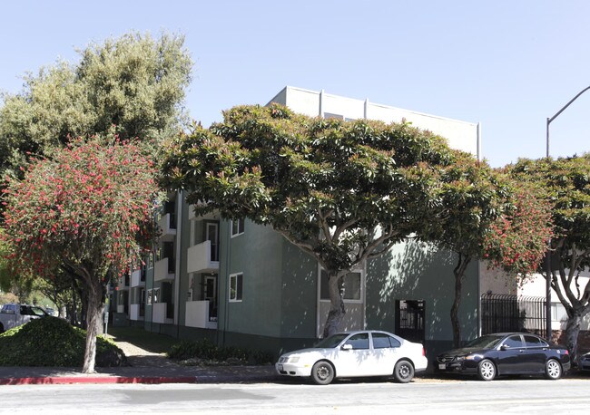 Hyde Park Apartments in San Leandro, CA - Foto de edificio - Building Photo