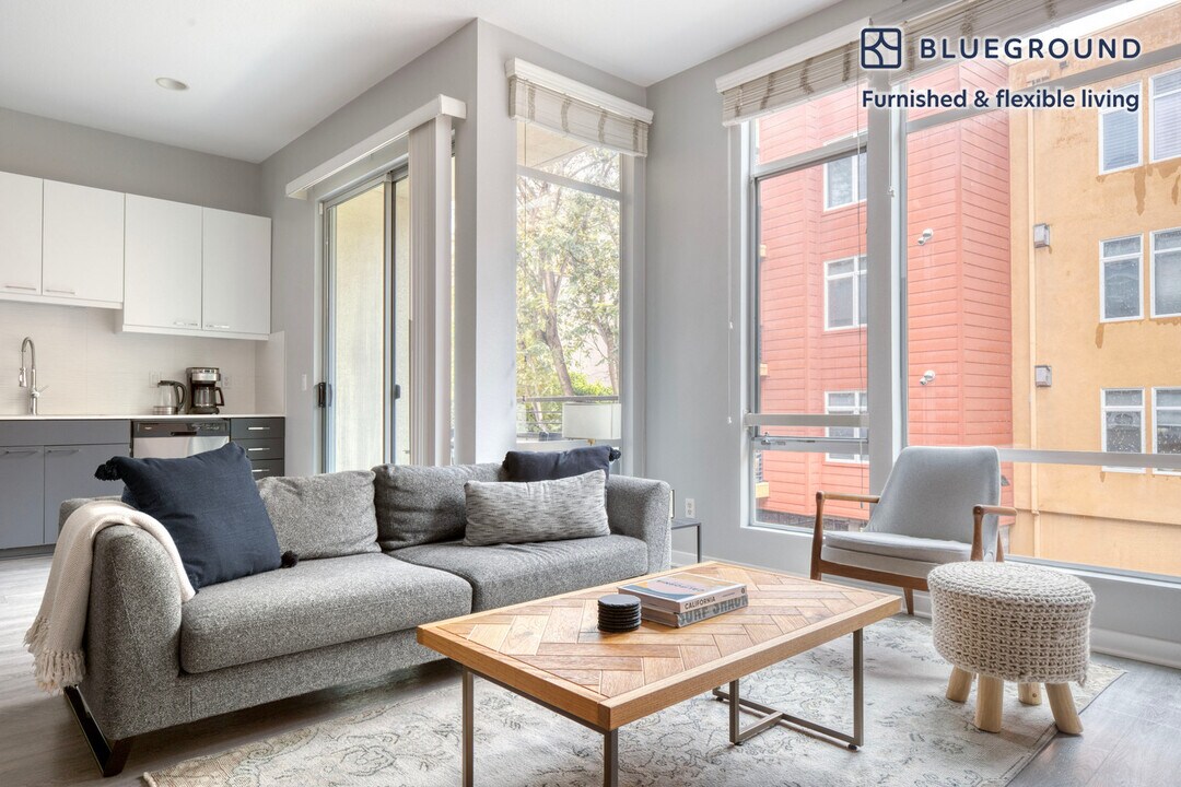 4055 Redwood Ave, Unit FL2-ID1016 in Los Angeles, CA - Building Photo