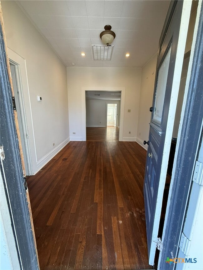 619 E Donegan St in Seguin, TX - Building Photo - Building Photo