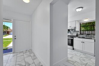 498 NE 42nd St in Boca Raton, FL - Building Photo - Building Photo