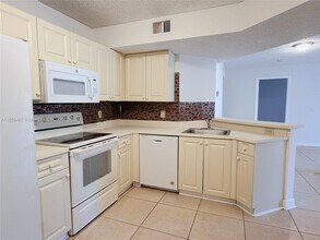 9055 Wiles Rd in Coral Springs, FL - Building Photo - Building Photo