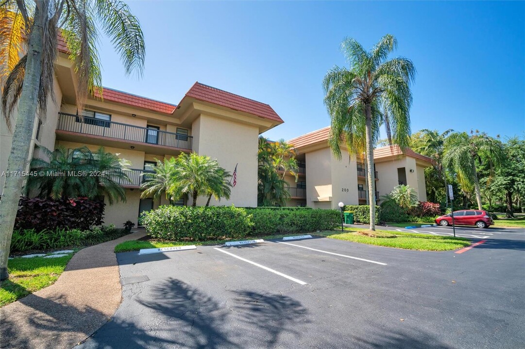 200 Jacaranda Country Club Dr in Plantation, FL - Building Photo