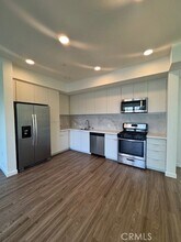 5750 Hollywood Blvd, Unit 726 in Los Angeles, CA - Building Photo - Building Photo