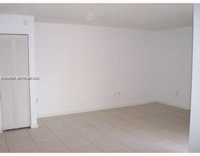 8205 SW 152nd Ave in Miami, FL - Foto de edificio - Building Photo