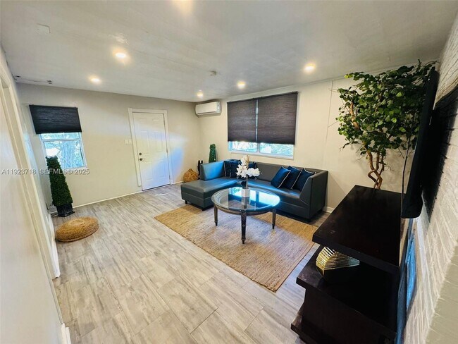 2205 Roosevelt St in Hollywood, FL - Building Photo - Building Photo