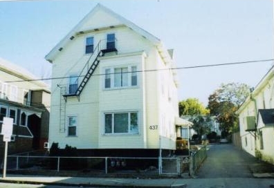 437 Broad St in Cumberland, RI - Foto de edificio