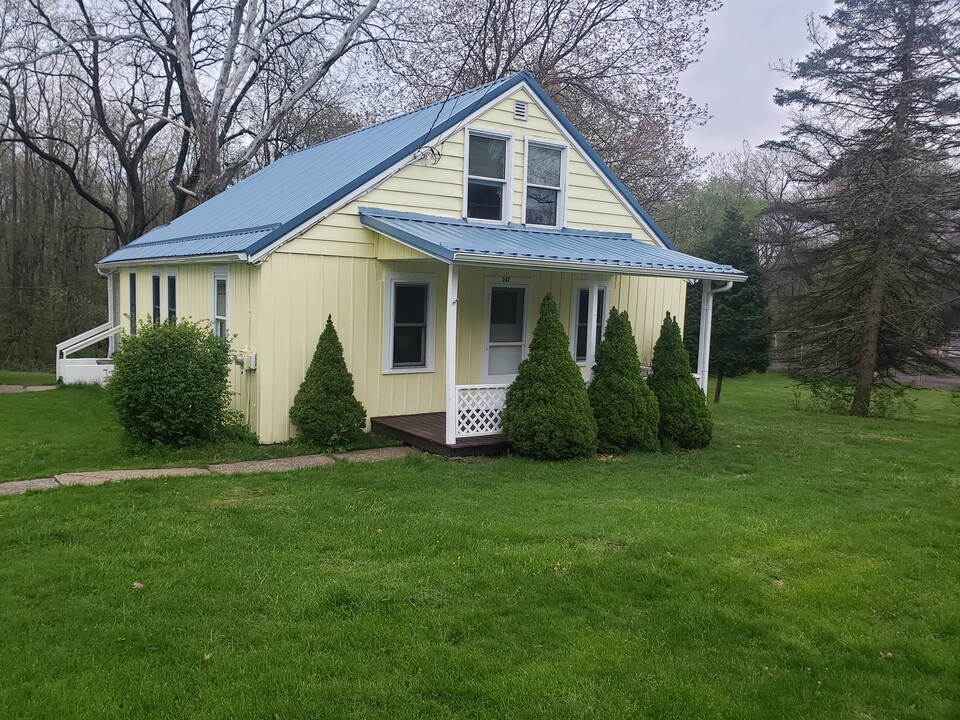 247 Henricks Rd in Butler, PA - Building Photo