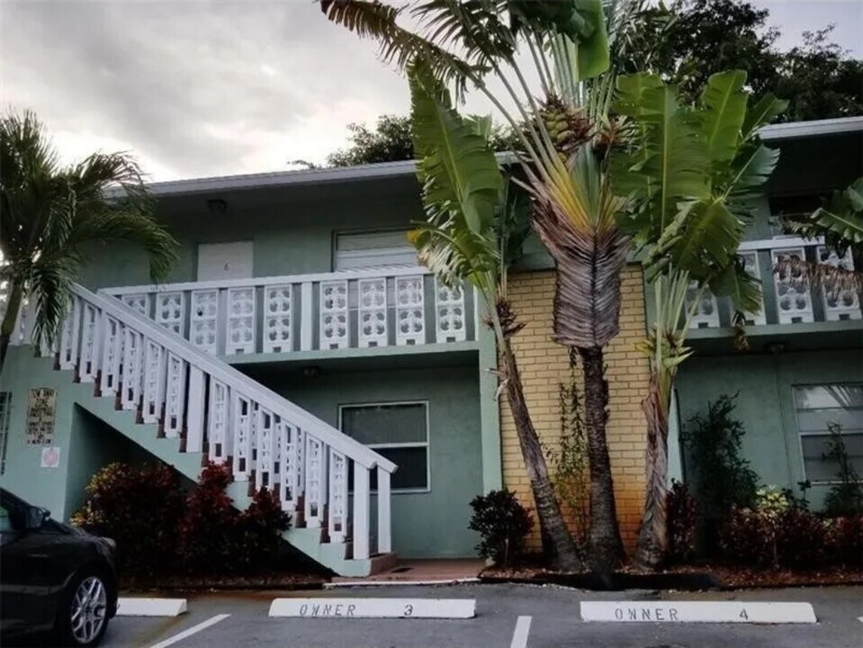 2607 NE 8th Ave, Unit 7 in Wilton Manors, FL - Building Photo