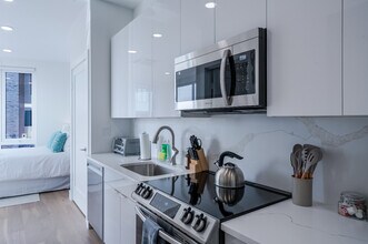 38 Hichborn St, Unit 401 in Boston, MA - Building Photo - Building Photo