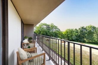 Perrytown Place in Pittsburgh, PA - Foto de edificio - Building Photo