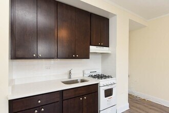 3335 W Diversey Ave, Unit 512 in Chicago, IL - Foto de edificio - Building Photo