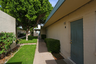 Papago View Apartments in Phoenix, AZ - Building Photo - Building Photo