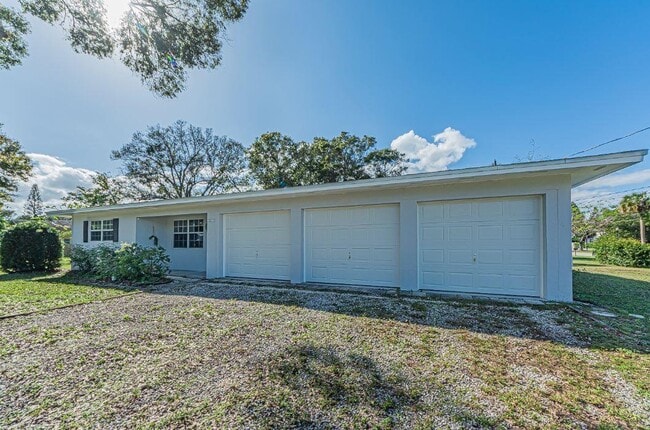 2075 37th Ave in Vero Beach, FL - Building Photo - Building Photo