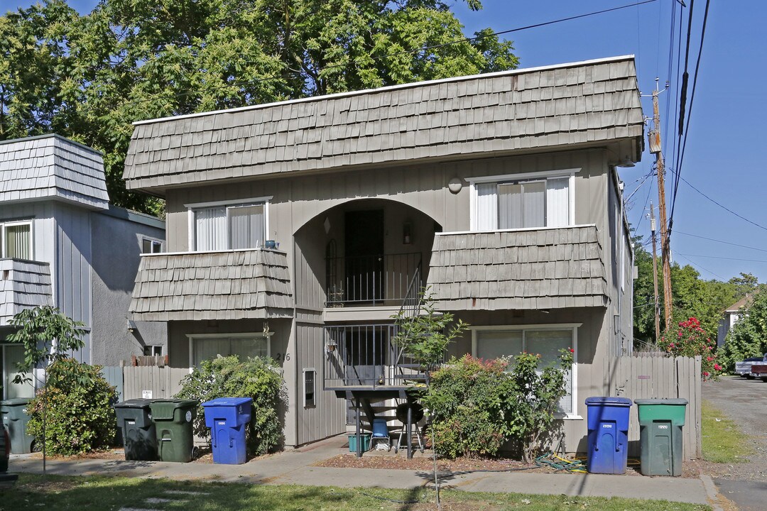 216 26th St in Sacramento, CA - Building Photo